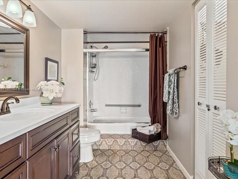 For Rent: $2,500 (2 beds, 2 baths, 1300 Square Feet)