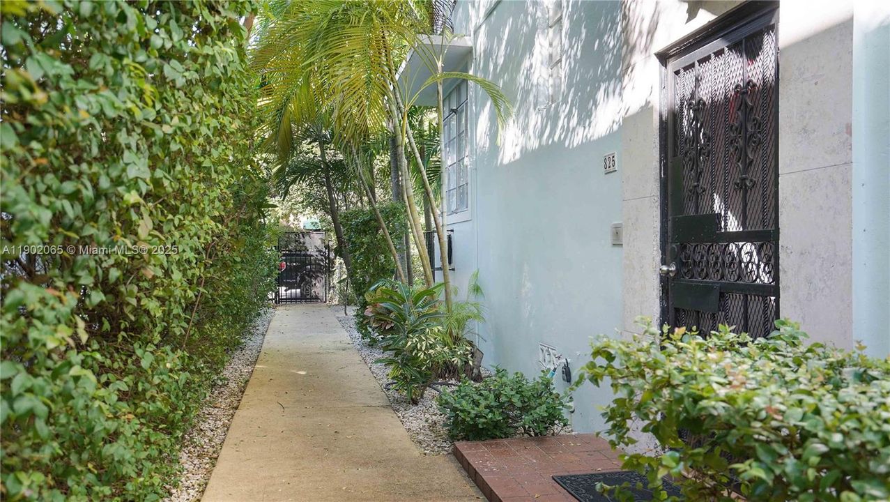 For Sale: $235,000 (1 beds, 1 baths, 645 Square Feet)