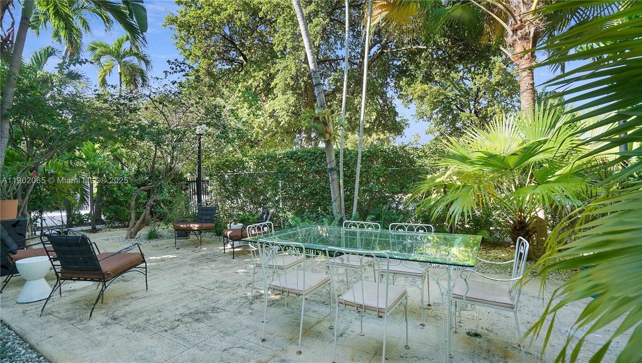 For Sale: $235,000 (1 beds, 1 baths, 645 Square Feet)