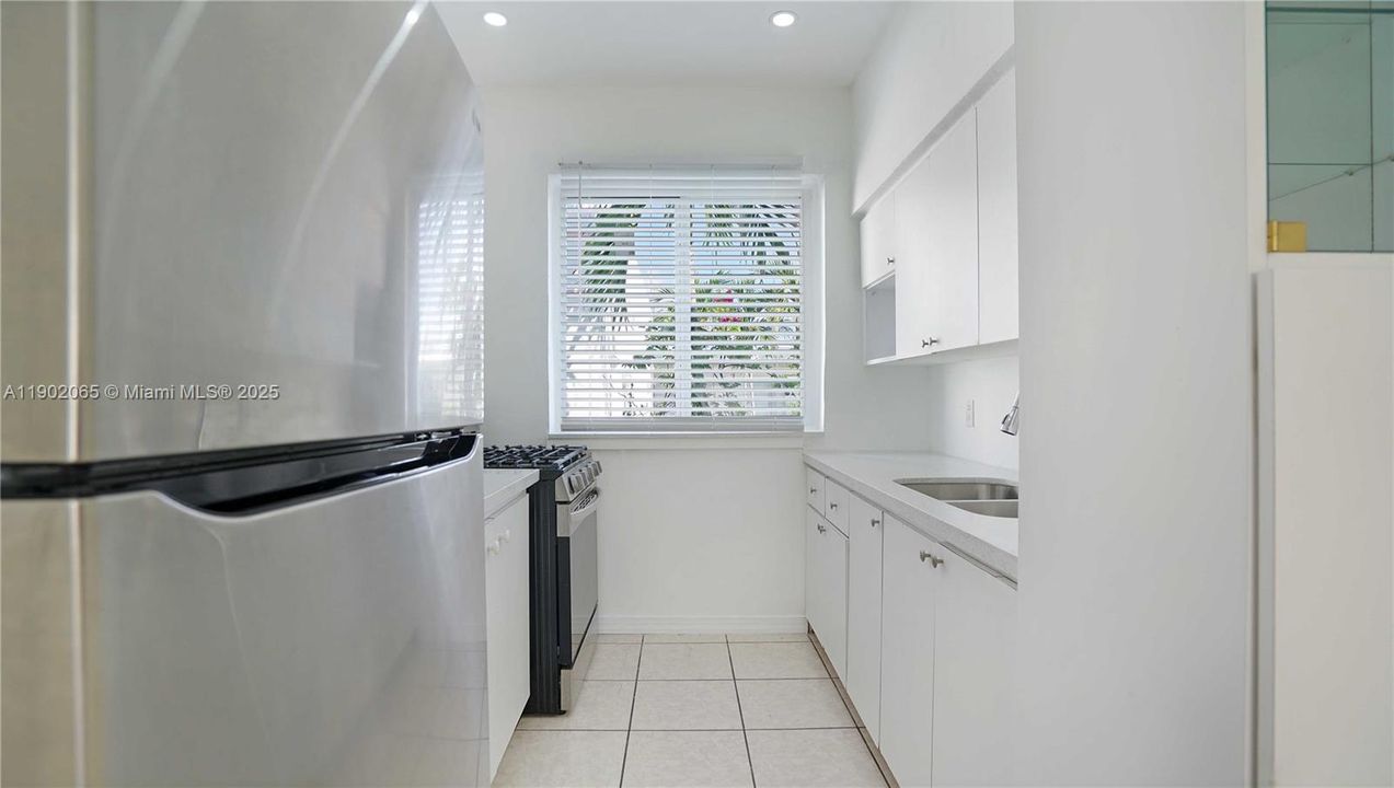 For Sale: $235,000 (1 beds, 1 baths, 645 Square Feet)