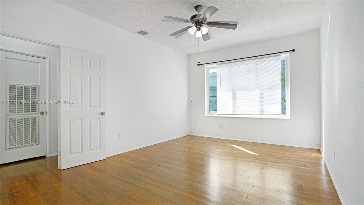 For Sale: $235,000 (1 beds, 1 baths, 645 Square Feet)