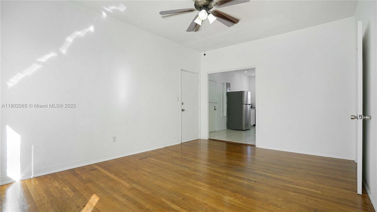 For Sale: $235,000 (1 beds, 1 baths, 645 Square Feet)