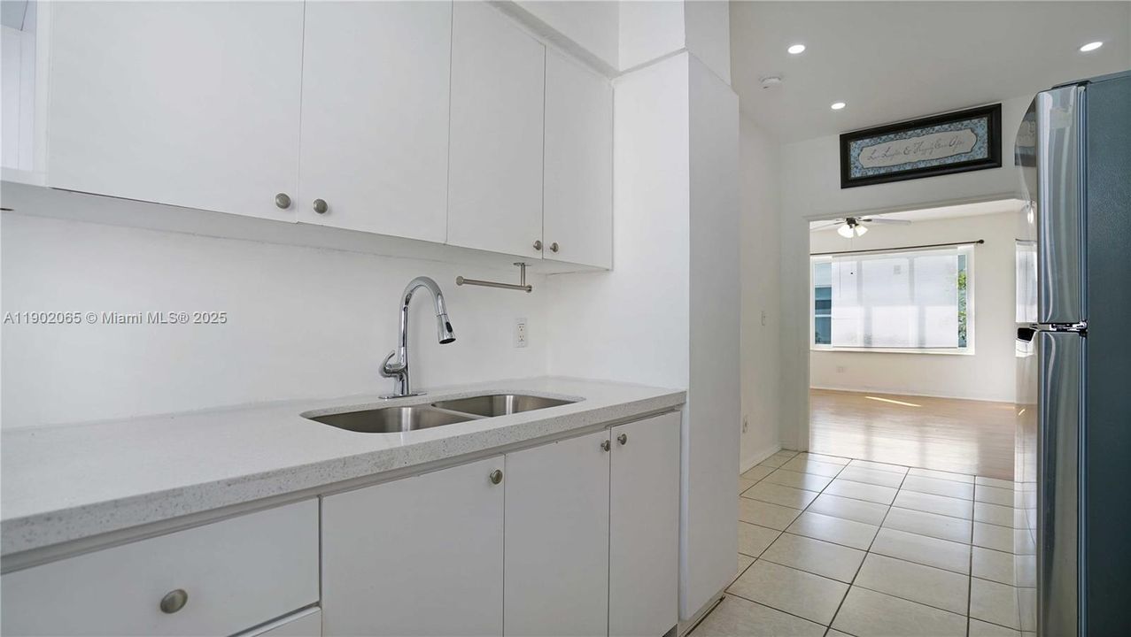 For Sale: $235,000 (1 beds, 1 baths, 645 Square Feet)