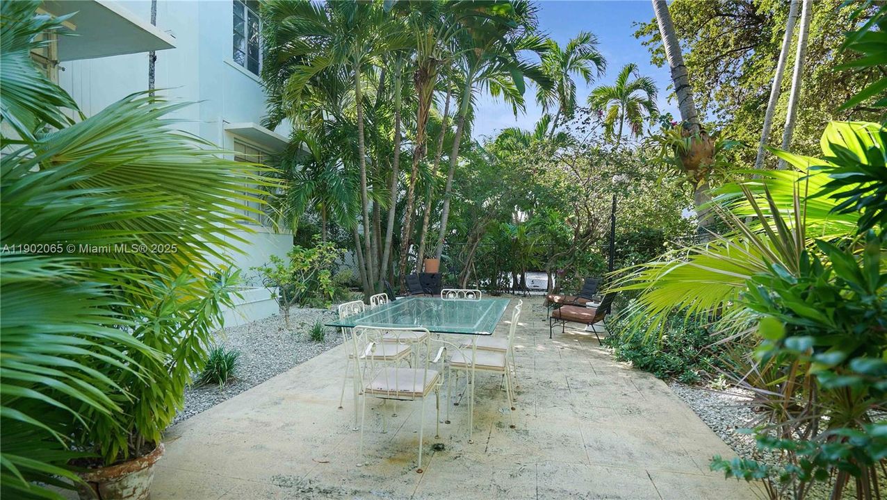 For Sale: $235,000 (1 beds, 1 baths, 645 Square Feet)