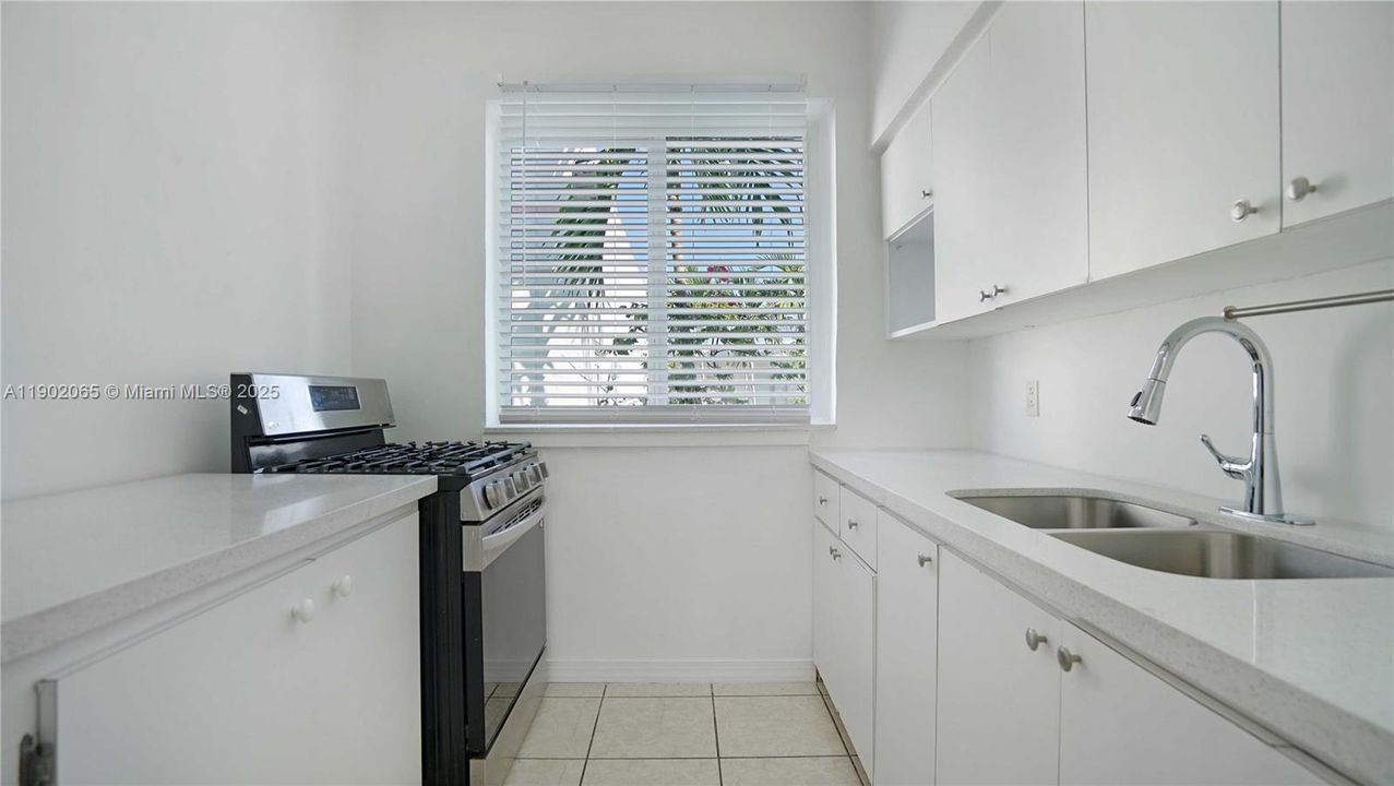 For Sale: $235,000 (1 beds, 1 baths, 645 Square Feet)