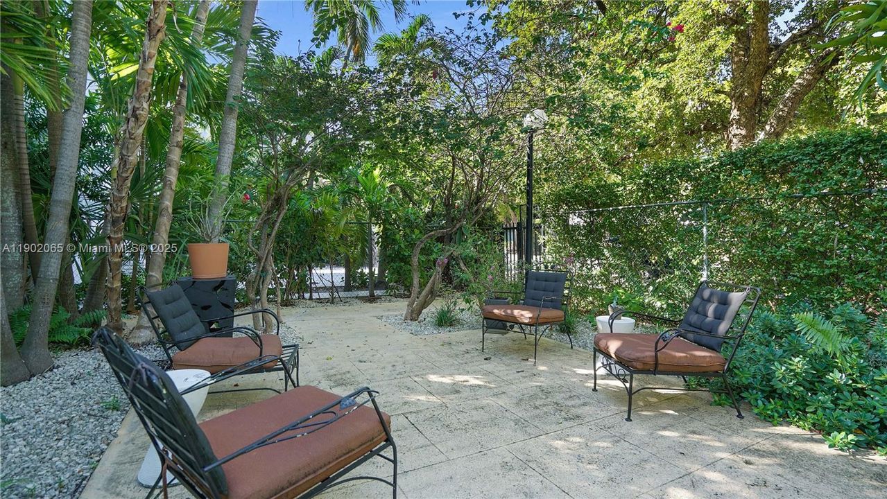 For Sale: $235,000 (1 beds, 1 baths, 645 Square Feet)