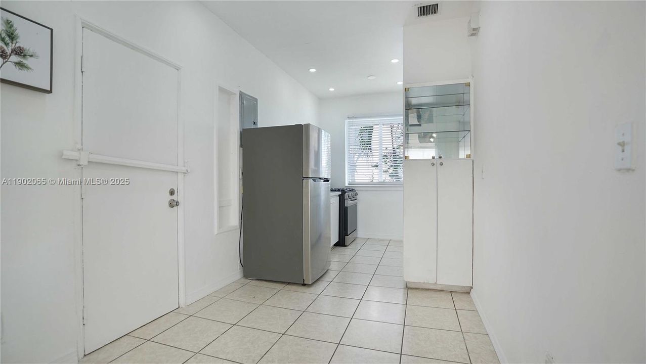 For Sale: $235,000 (1 beds, 1 baths, 645 Square Feet)