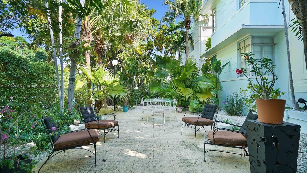 For Sale: $235,000 (1 beds, 1 baths, 645 Square Feet)