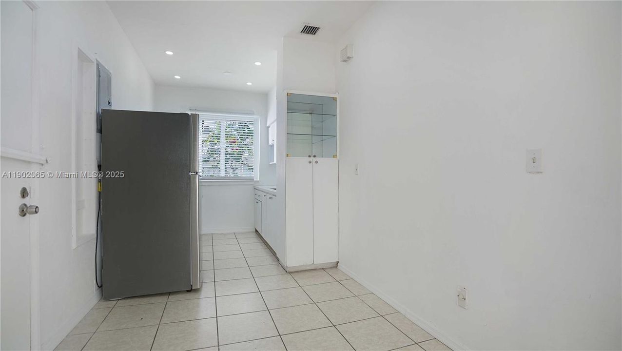 For Sale: $235,000 (1 beds, 1 baths, 645 Square Feet)