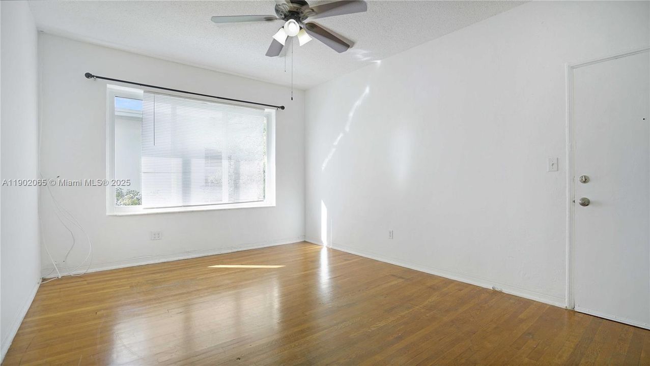 For Sale: $235,000 (1 beds, 1 baths, 645 Square Feet)