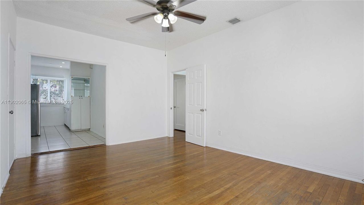 For Sale: $235,000 (1 beds, 1 baths, 645 Square Feet)