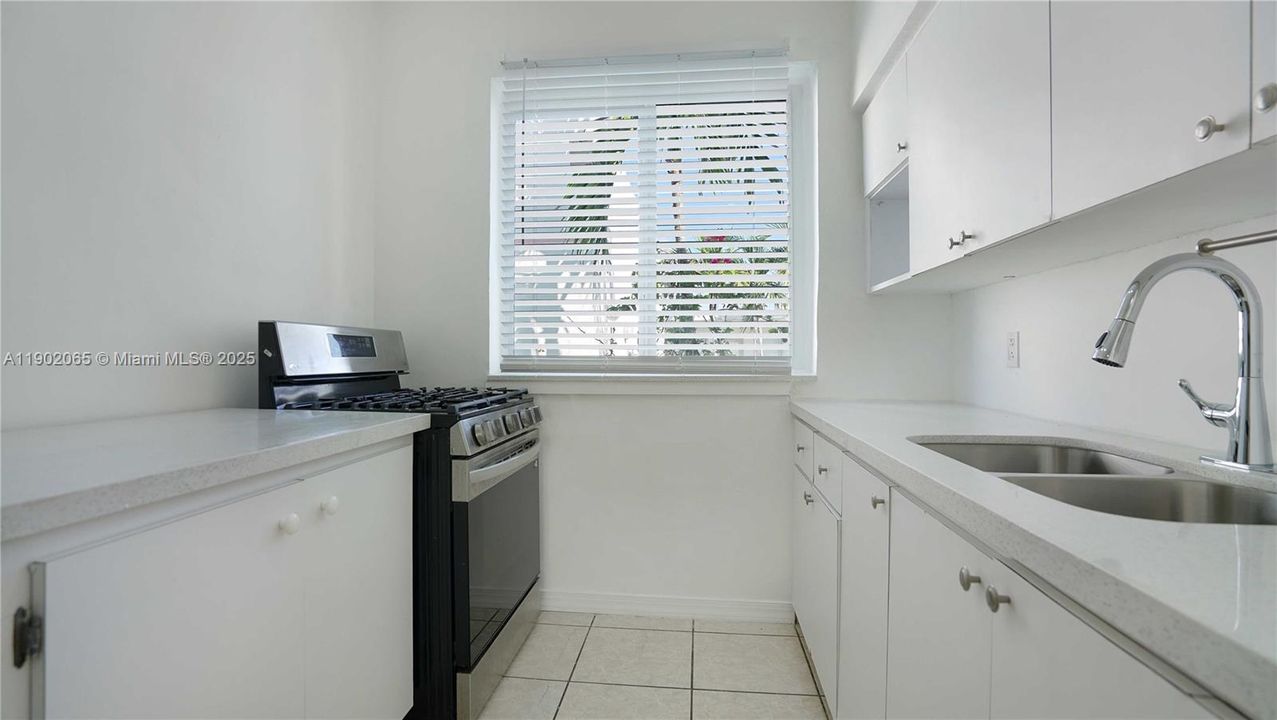 For Sale: $235,000 (1 beds, 1 baths, 645 Square Feet)