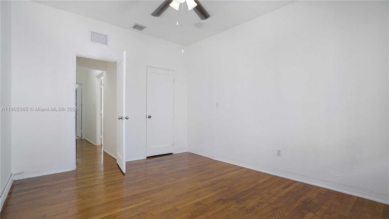 For Sale: $235,000 (1 beds, 1 baths, 645 Square Feet)