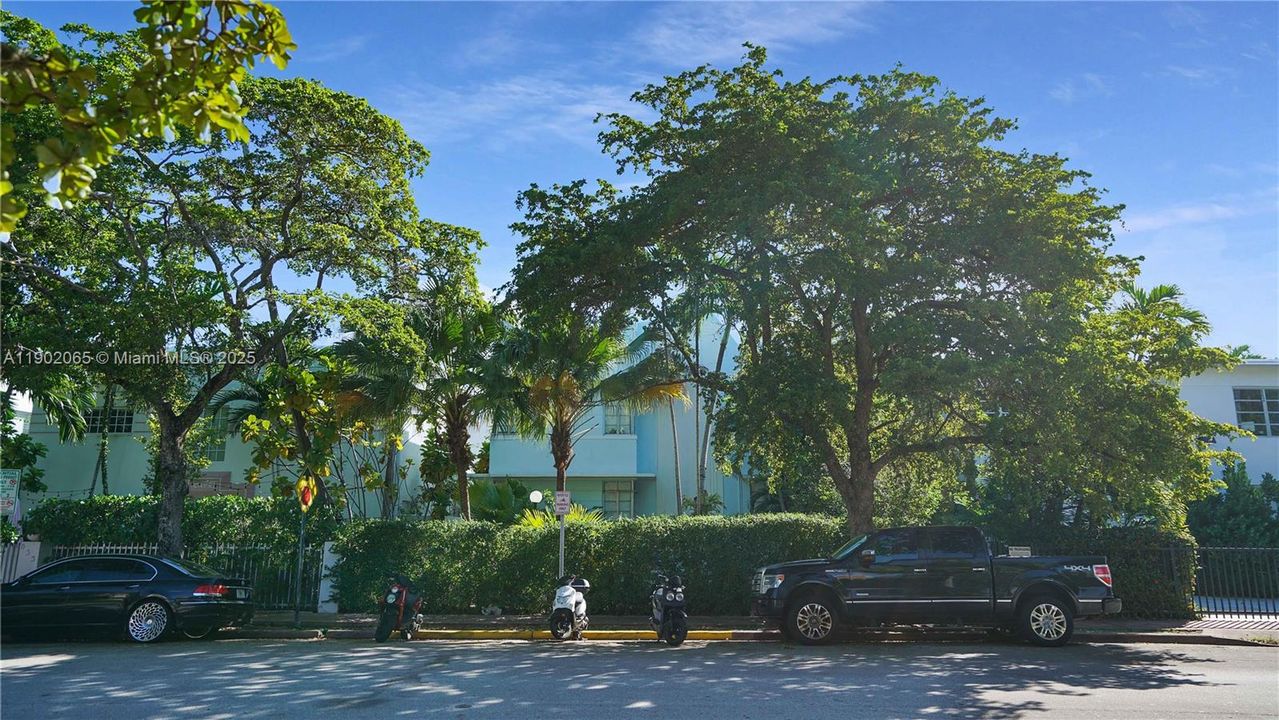 For Sale: $235,000 (1 beds, 1 baths, 645 Square Feet)