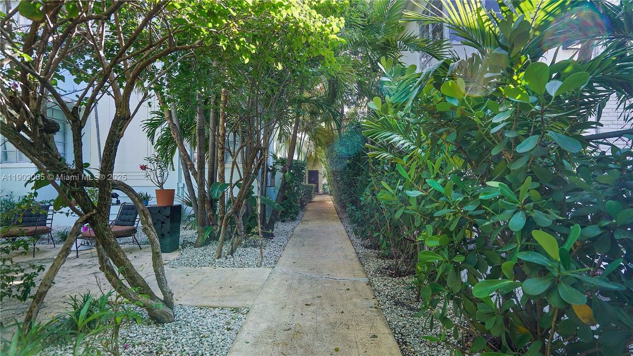 For Sale: $235,000 (1 beds, 1 baths, 645 Square Feet)