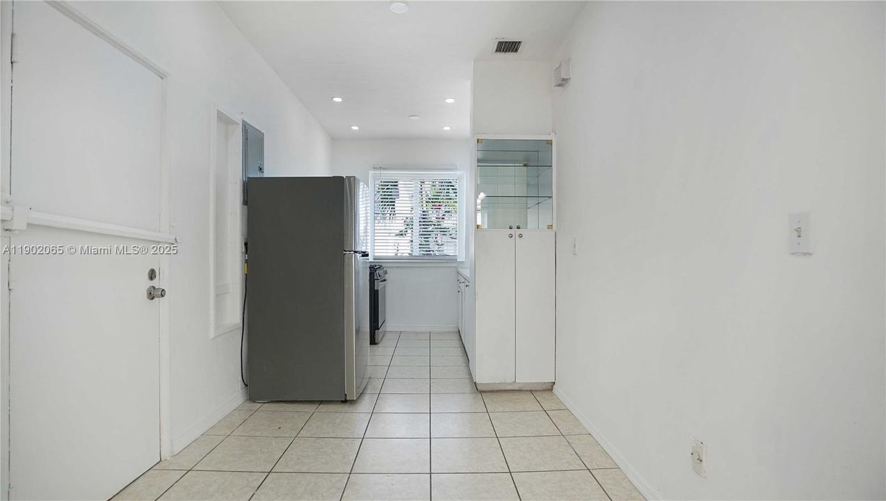 For Sale: $235,000 (1 beds, 1 baths, 645 Square Feet)