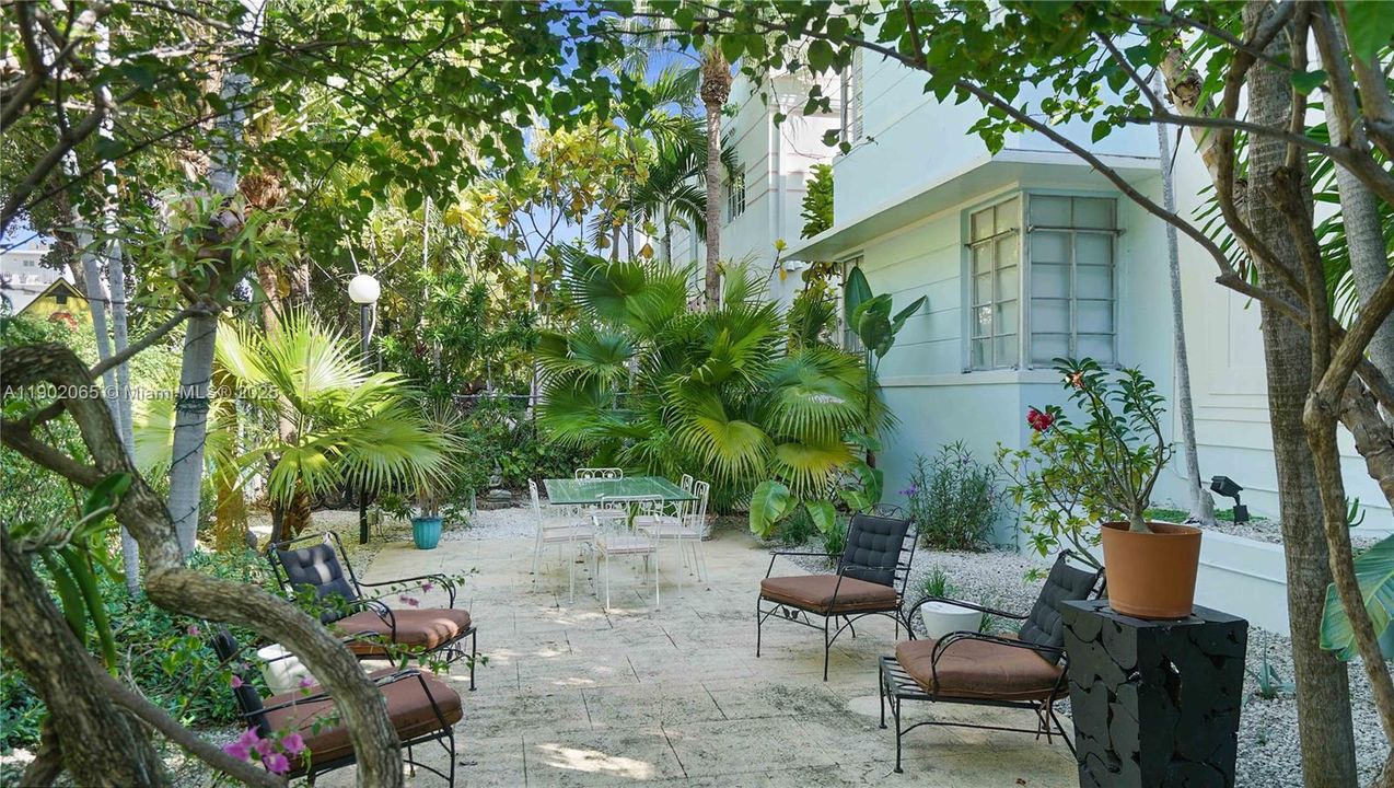 For Sale: $235,000 (1 beds, 1 baths, 645 Square Feet)