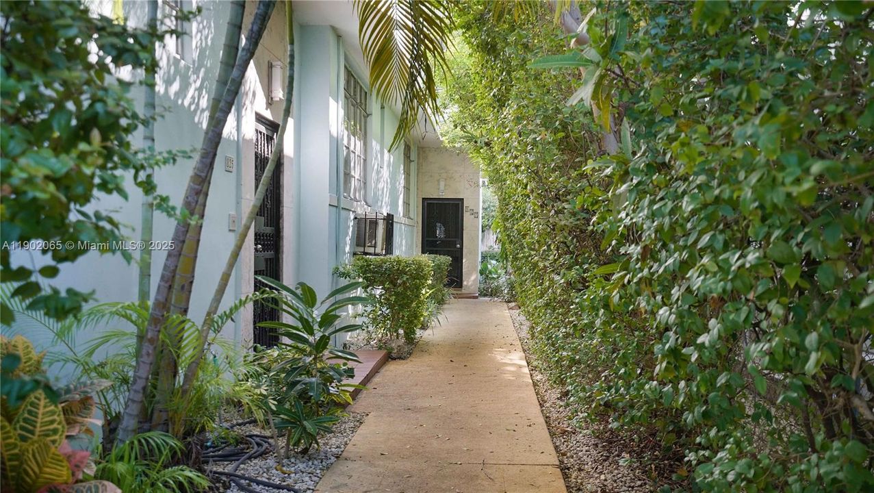 For Sale: $235,000 (1 beds, 1 baths, 645 Square Feet)