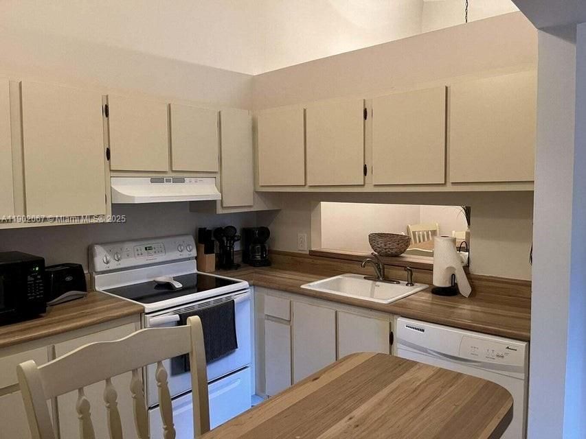 Под контрактом: $2,500 (2 спален, 2 ванн, 980 Квадратных фут)