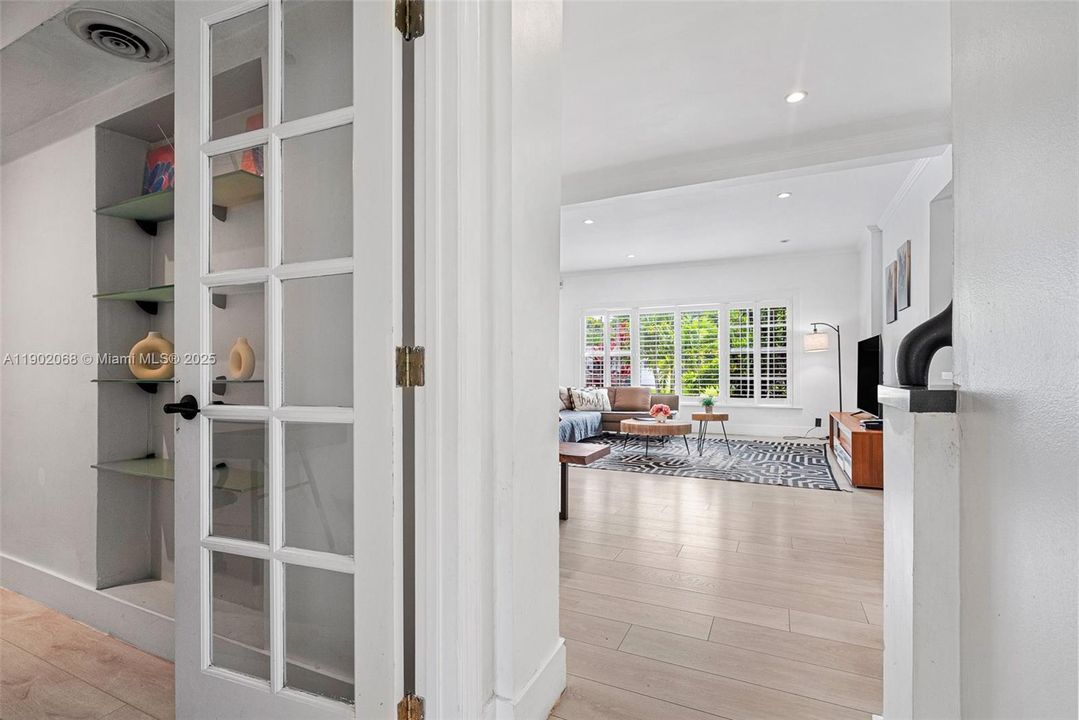 合同活跃: $825,000 (4 贝兹, 2 浴室, 1929 平方英尺)