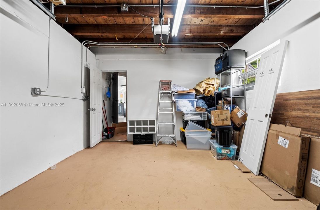 合同活跃: $825,000 (4 贝兹, 2 浴室, 1929 平方英尺)