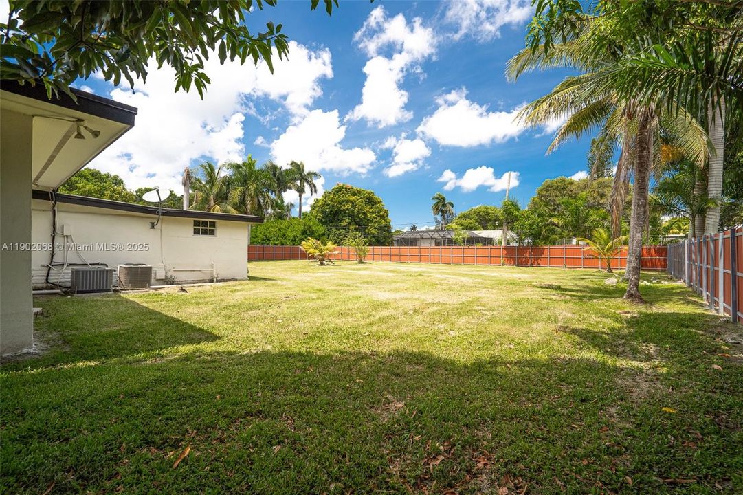 合同活跃: $825,000 (4 贝兹, 2 浴室, 1929 平方英尺)