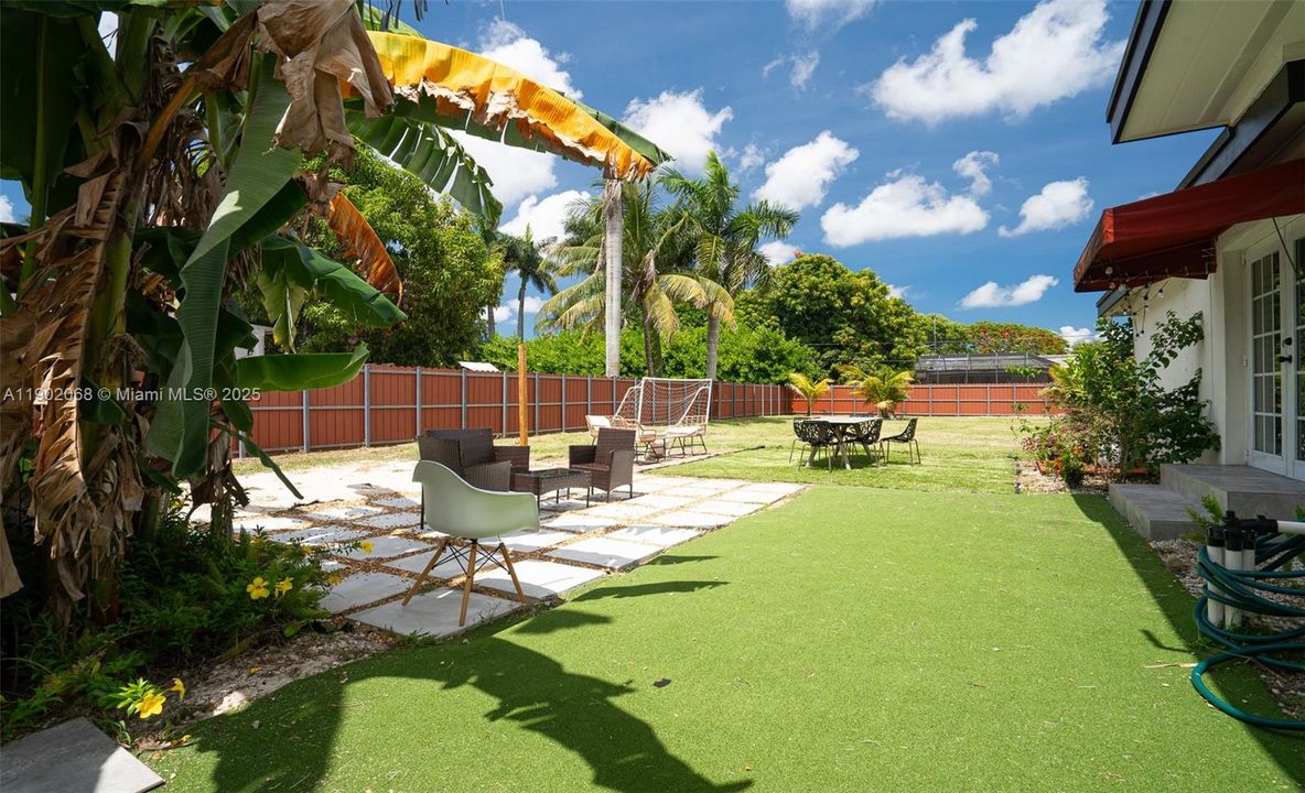 合同活跃: $825,000 (4 贝兹, 2 浴室, 1929 平方英尺)