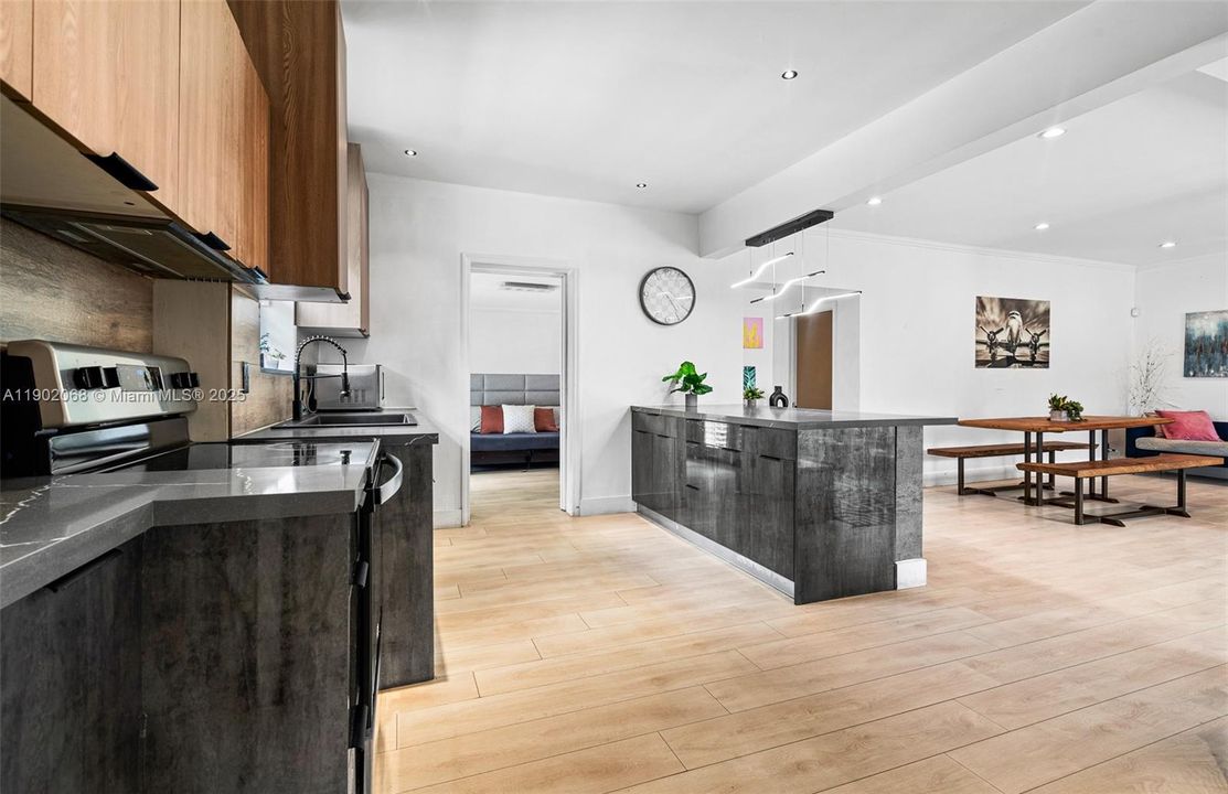 合同活跃: $825,000 (4 贝兹, 2 浴室, 1929 平方英尺)