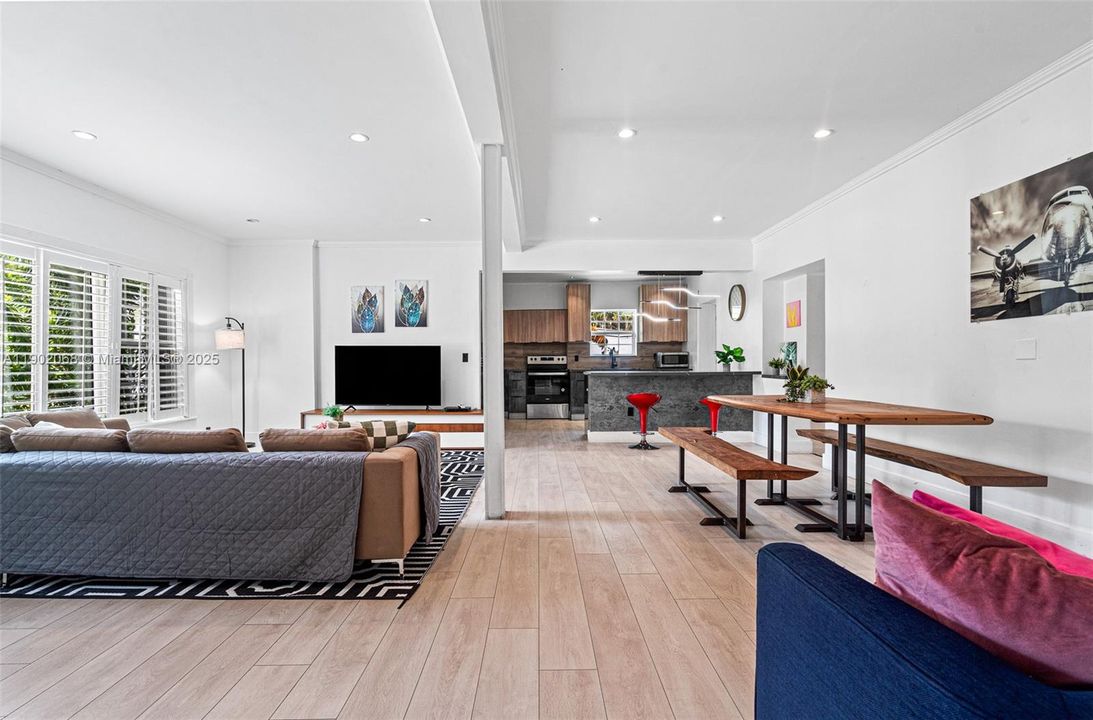 合同活跃: $825,000 (4 贝兹, 2 浴室, 1929 平方英尺)