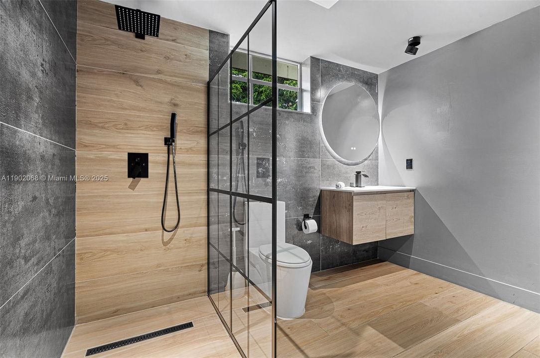 合同活跃: $825,000 (4 贝兹, 2 浴室, 1929 平方英尺)