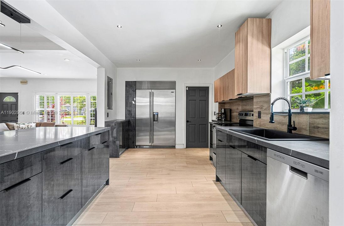 合同活跃: $825,000 (4 贝兹, 2 浴室, 1929 平方英尺)