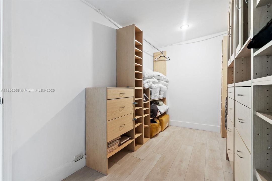 合同活跃: $825,000 (4 贝兹, 2 浴室, 1929 平方英尺)