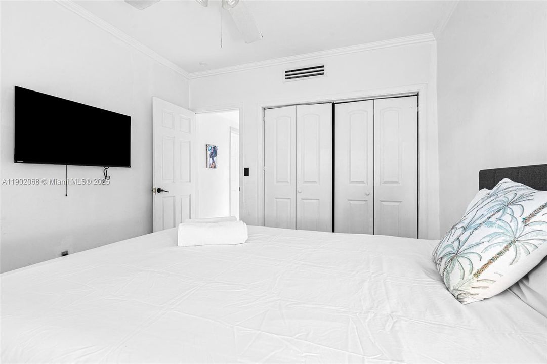 合同活跃: $825,000 (4 贝兹, 2 浴室, 1929 平方英尺)