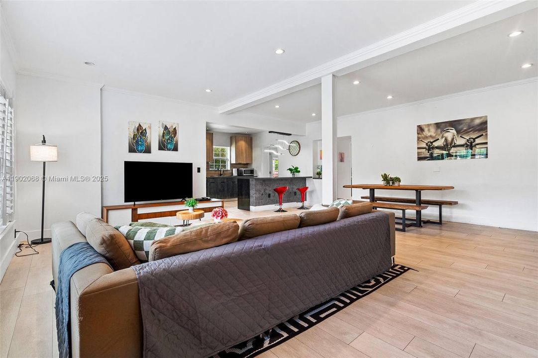 合同活跃: $825,000 (4 贝兹, 2 浴室, 1929 平方英尺)