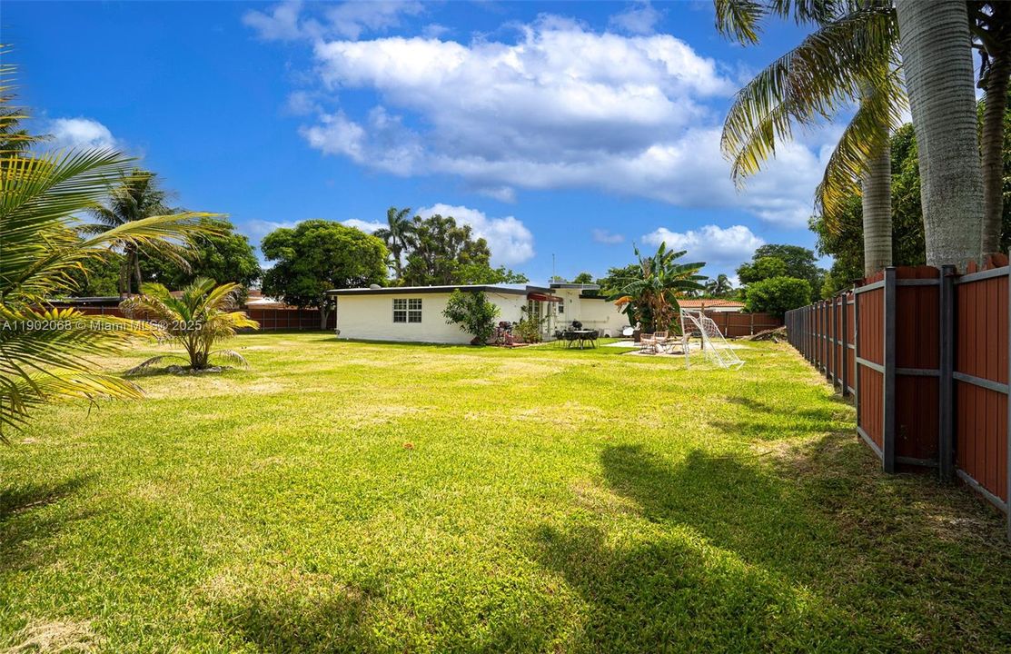 合同活跃: $825,000 (4 贝兹, 2 浴室, 1929 平方英尺)