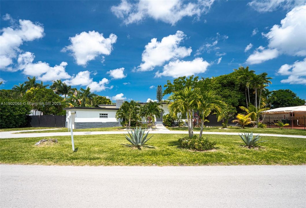 合同活跃: $825,000 (4 贝兹, 2 浴室, 1929 平方英尺)