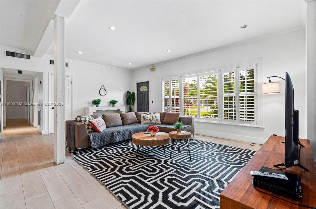 合同活跃: $825,000 (4 贝兹, 2 浴室, 1929 平方英尺)