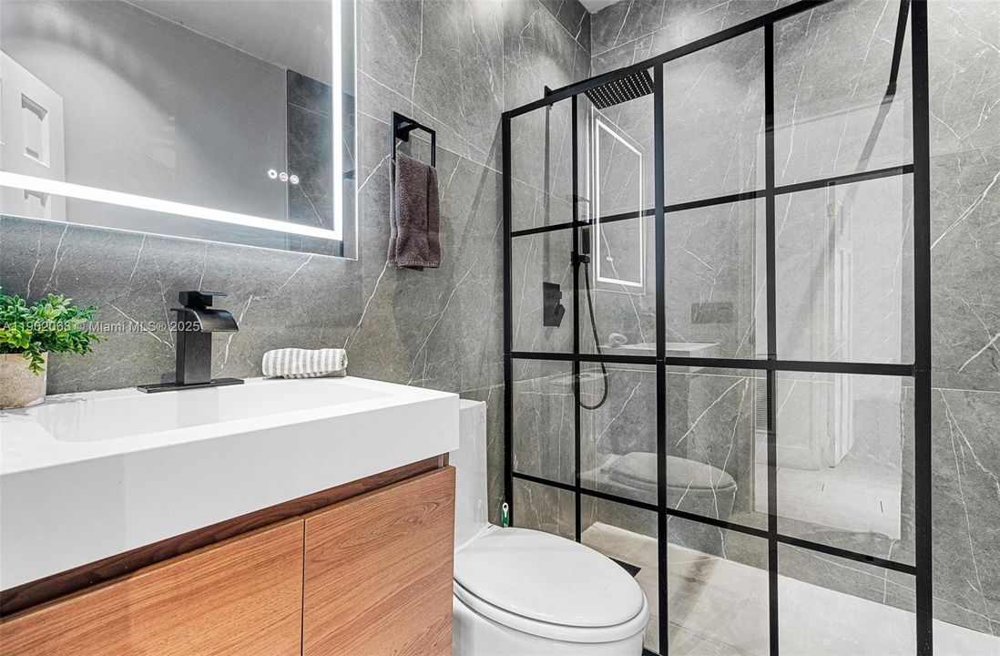 合同活跃: $825,000 (4 贝兹, 2 浴室, 1929 平方英尺)