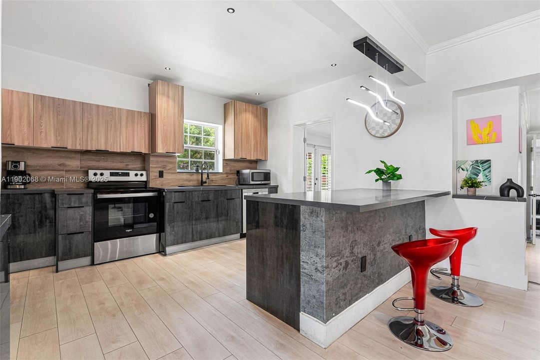 合同活跃: $825,000 (4 贝兹, 2 浴室, 1929 平方英尺)