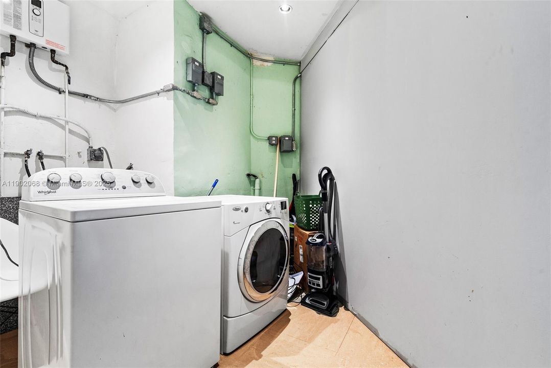 合同活跃: $825,000 (4 贝兹, 2 浴室, 1929 平方英尺)