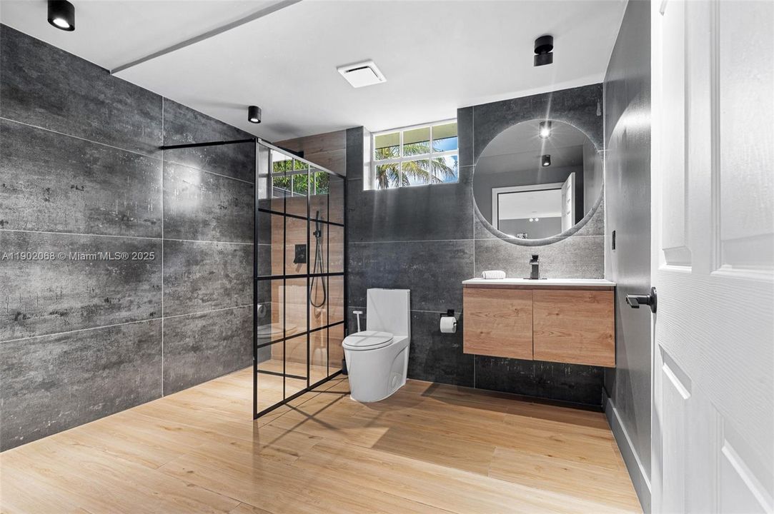 合同活跃: $825,000 (4 贝兹, 2 浴室, 1929 平方英尺)