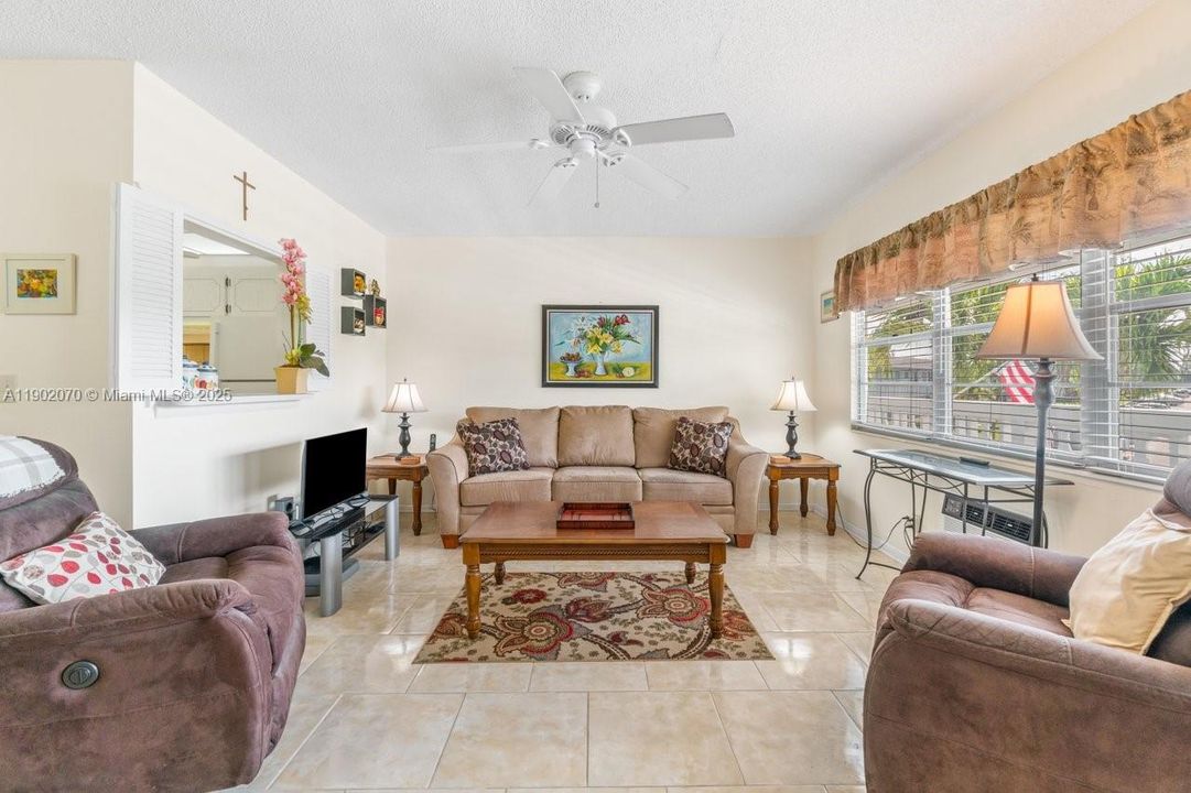 待售: $89,900 (1 贝兹, 1 浴室, 700 平方英尺)