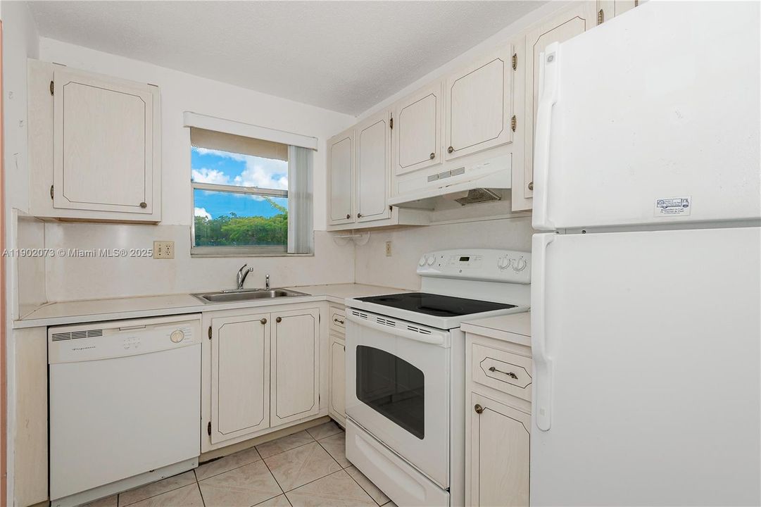 For Sale: $122,900 (2 beds, 2 baths, 850 Square Feet)