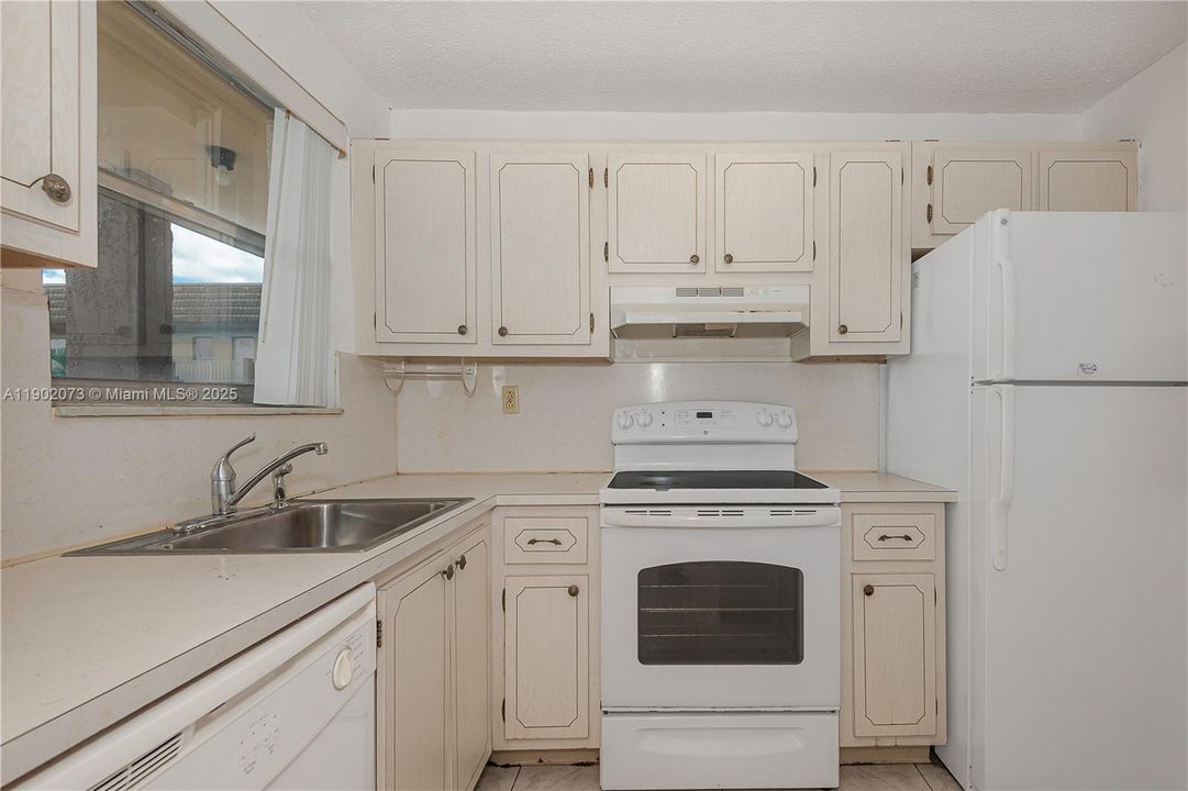 For Sale: $122,900 (2 beds, 2 baths, 850 Square Feet)