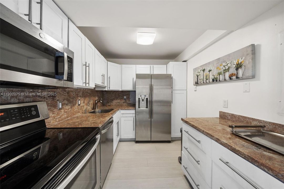 For Sale: $420,000 (2 beds, 2 baths, 1049 Square Feet)