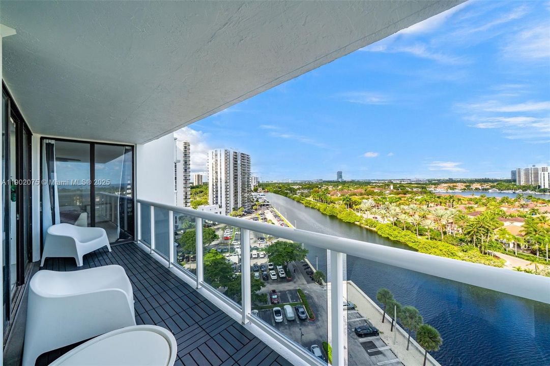 For Sale: $420,000 (2 beds, 2 baths, 1049 Square Feet)