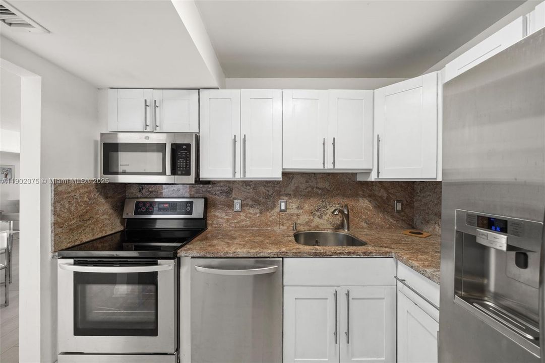 For Sale: $420,000 (2 beds, 2 baths, 1049 Square Feet)