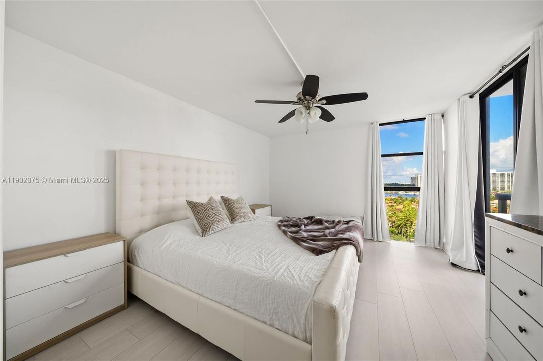 For Sale: $420,000 (2 beds, 2 baths, 1049 Square Feet)