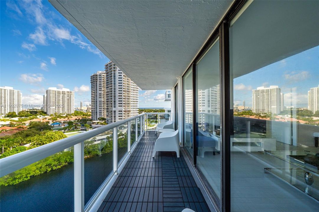 For Sale: $420,000 (2 beds, 2 baths, 1049 Square Feet)