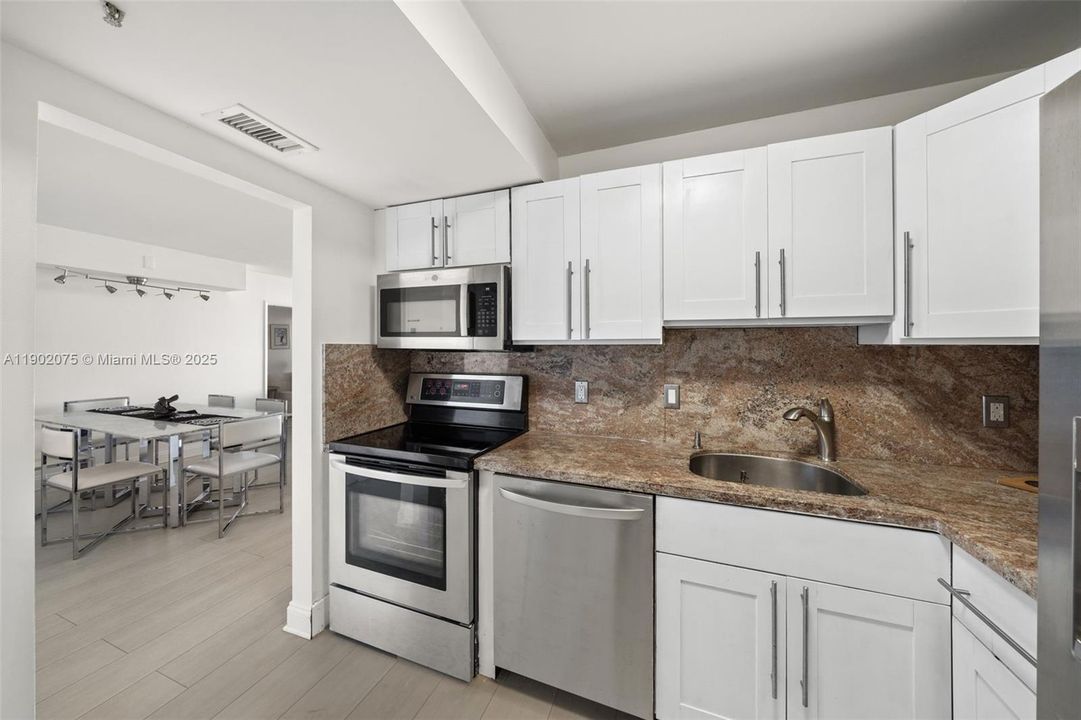 For Sale: $420,000 (2 beds, 2 baths, 1049 Square Feet)